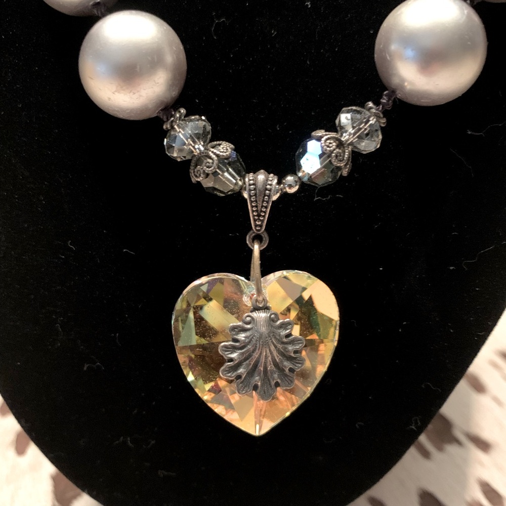 Eye-catching Crystal Heart Pendant and Pearl necklace.